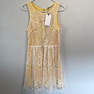 POTTERS POT Boutique style womens ivory lace yellow underline dress size medium